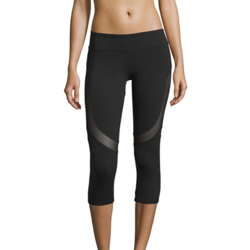 ALO YOGA Black Curvature Capri Leggings M